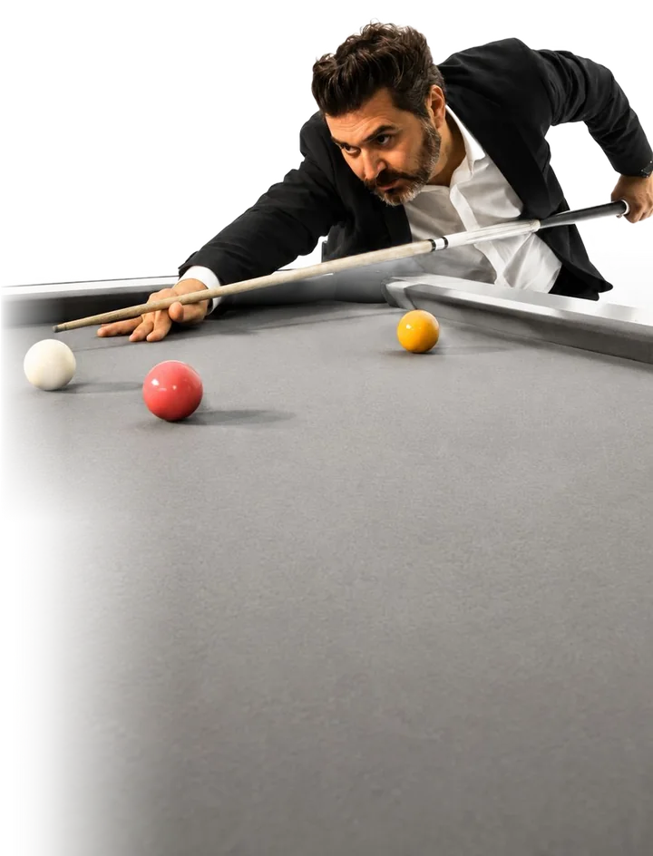 Adriano, fundador da 7ball, em tacada numa mesa de sinuca