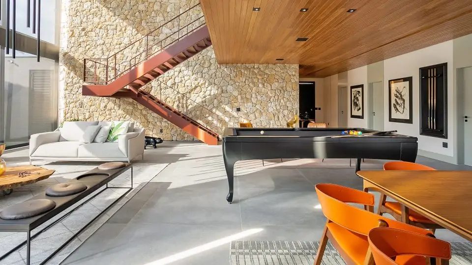 Sala integrada com mesa de sinuca 7ball preta